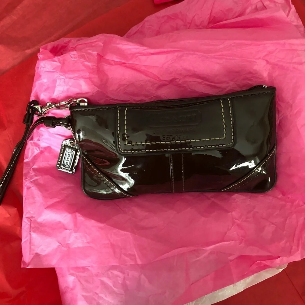 🌷♥️❤️👜🌸🌹🔥coach brown patent leather wristlet